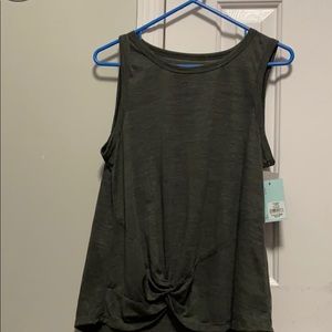 Sleeveless tank top with knotted bottom